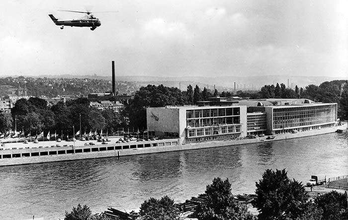 Hélicoptère de la Sabena devant le Palais des Congrès de Liège