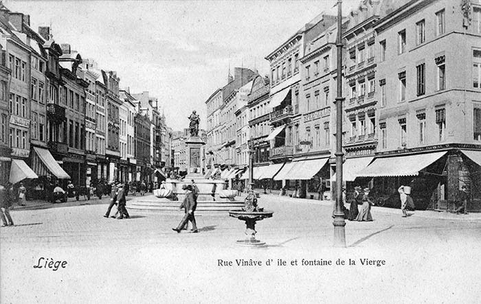 Seconde série de 1891 des fontaines Montéfiore surmontées d'une porteuse d'eau.