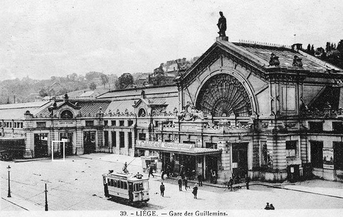 La fontaine se situe à côté de la sortie de la gare.