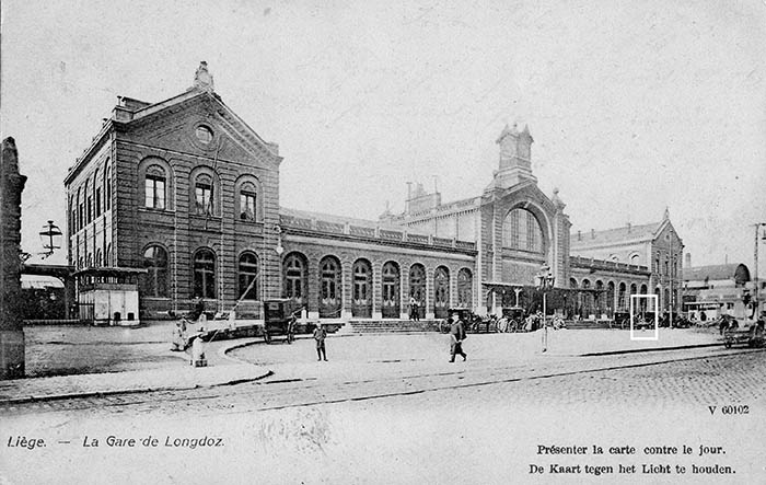 La fontaine se situe en face de la sortie de la gare.