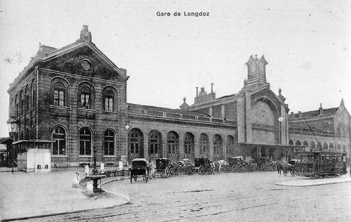 Fontaine déplacée sur le côté de la gare.