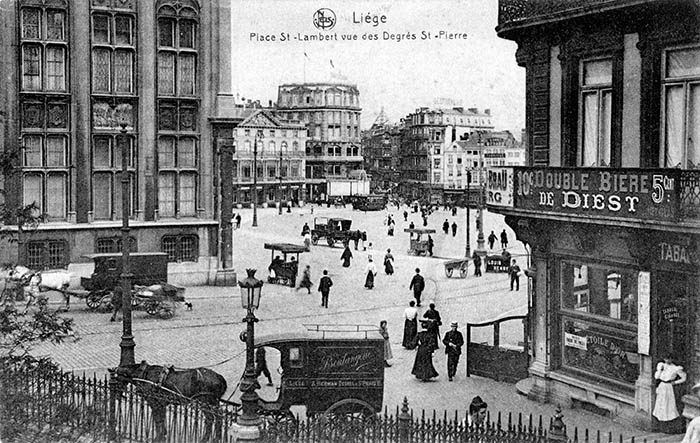 Vue vers la Place St Lambert depuis les degrés de St-Pierre