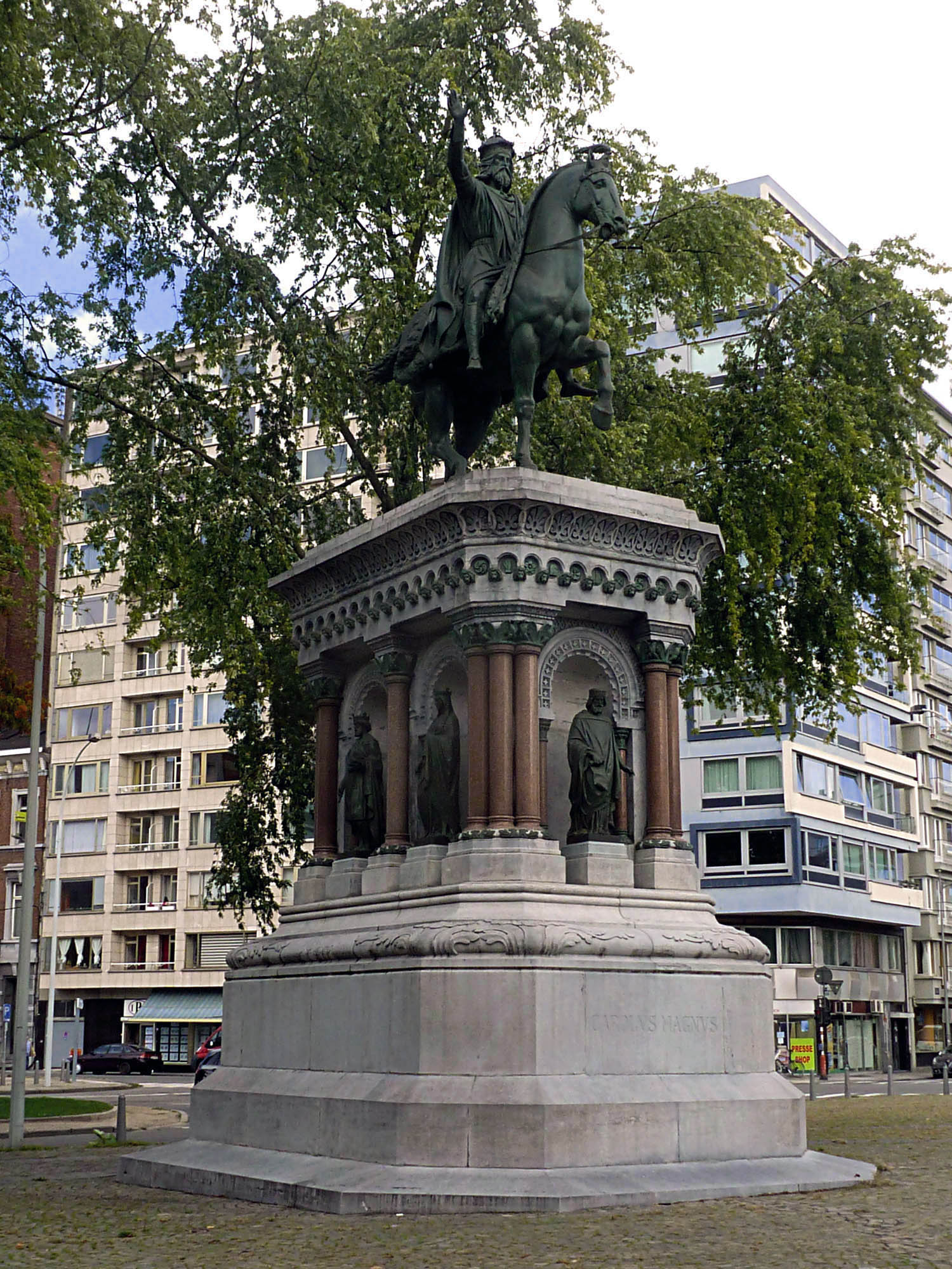 Statue de Charlemagne et de ses ancètres nés en Pays de Liège par L. Jehotte