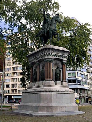 Statue de Charlemagne et de ses ancètres nés en Pays de Liège par L. Jehotte