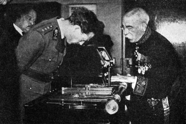 ULG Val Benoit - 1937 - SM le roi Léopold III se fait expliquer le fonctionnement du stéréoplanigraphe par Marcel Dehalu