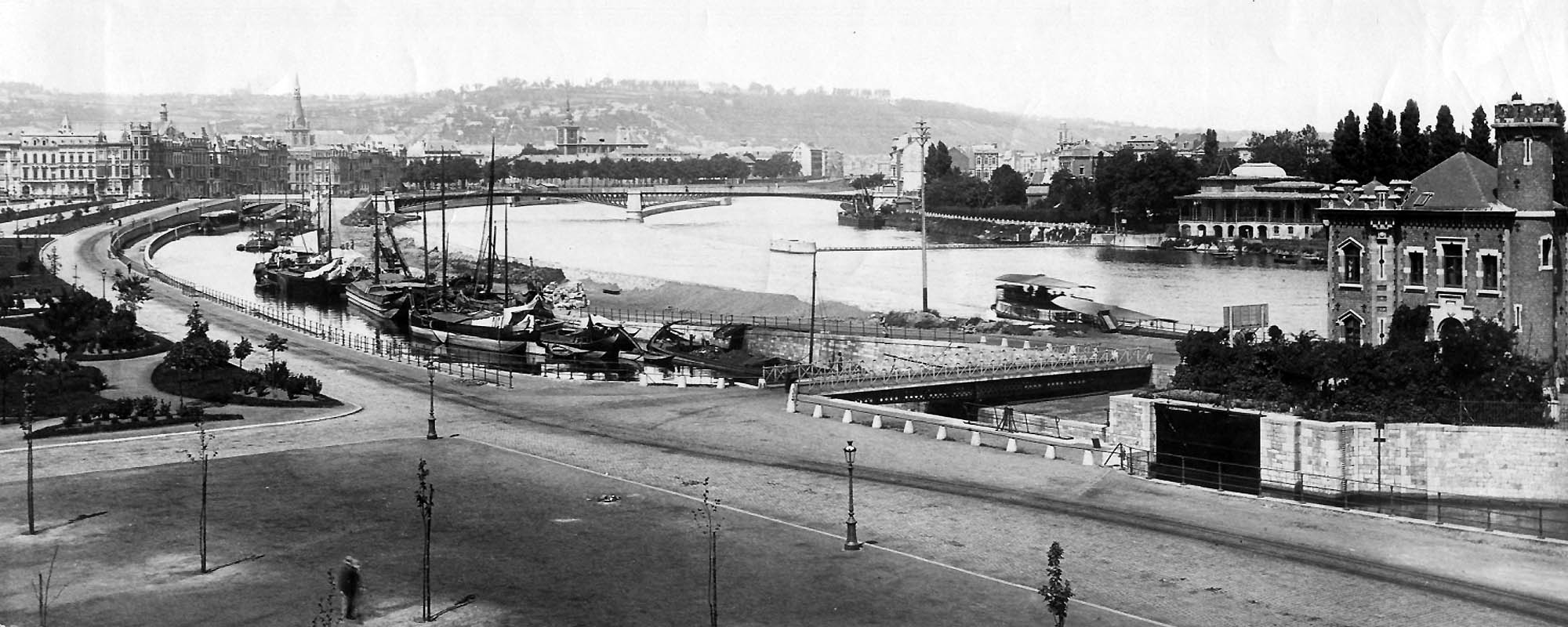 Liege Expo 1930 - Grands travaux - Suppression des écluses entre Chokier et Monsin: ici au niveau du remblais de l'Heliport de liège