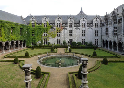 Vestige de la fontaine dans la seconde cour du palais épiscopal de Liège