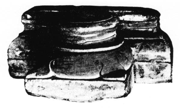 Fig. 26. - Base tripartite de la crypte occidentale.